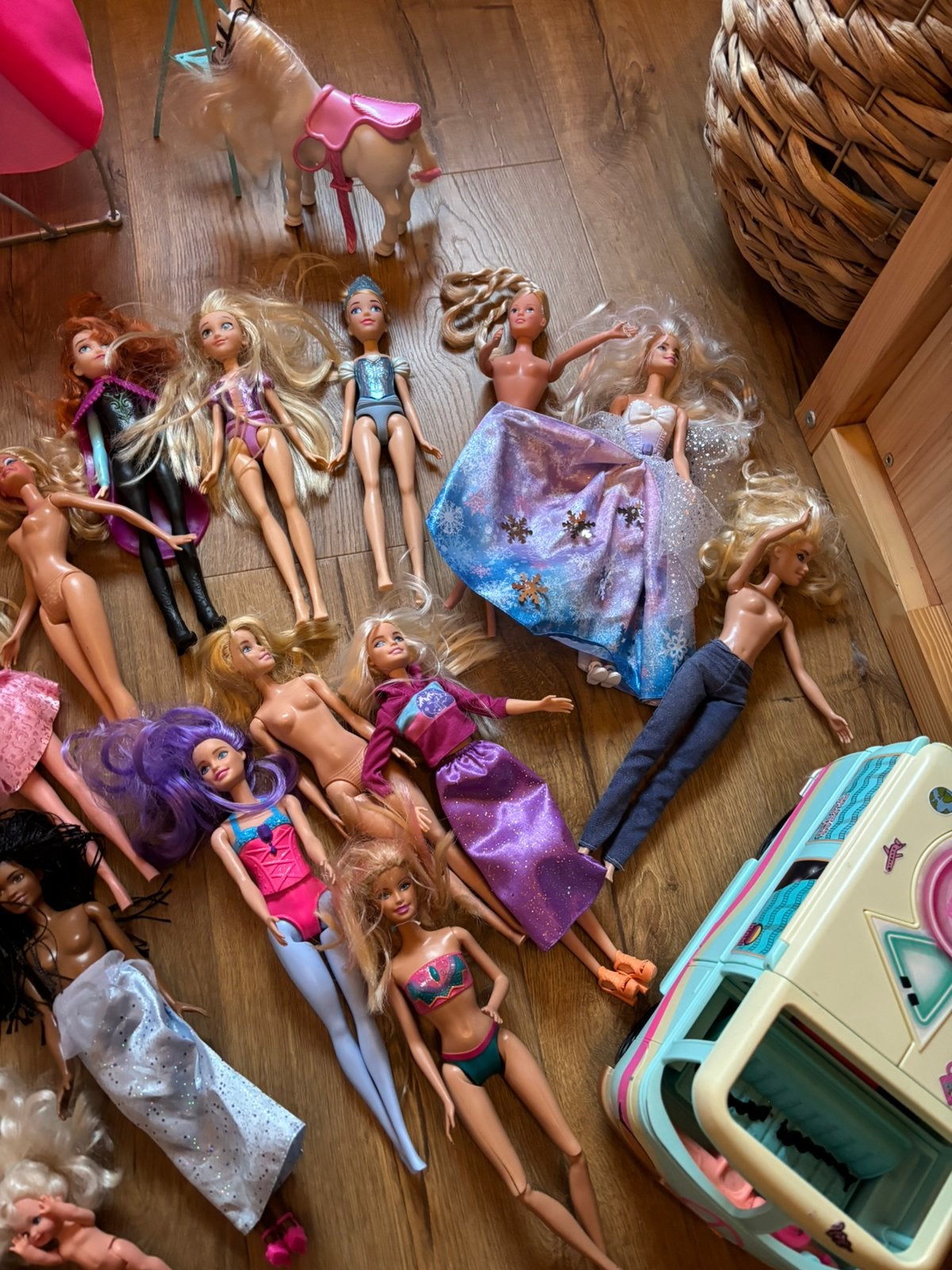 Barbies, barbie ambulance, barbie camper en andere, Ophalen, Gebruikt, Barbie