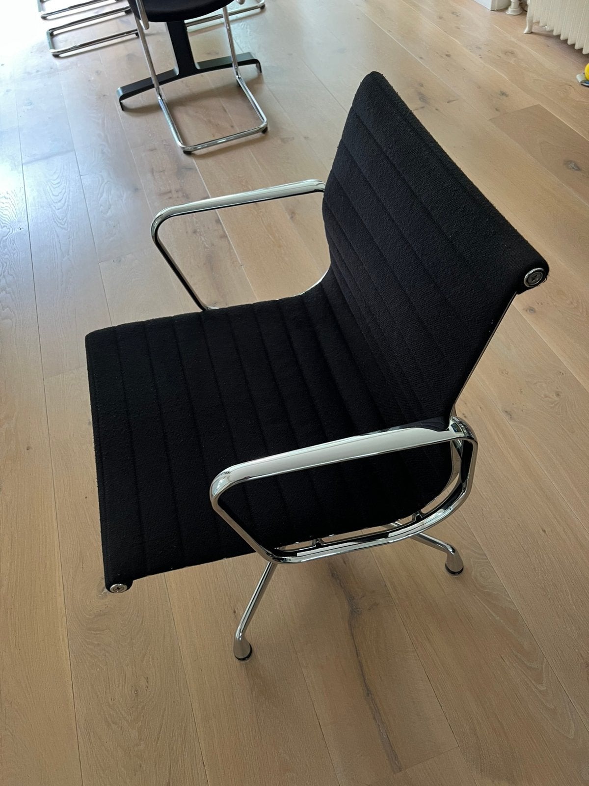 Vitra Eames EA 108, draaibare vergaderstoel, Huis en Inrichting, Stoelen, Ophalen, Gebruikt, Zwart, Eén
