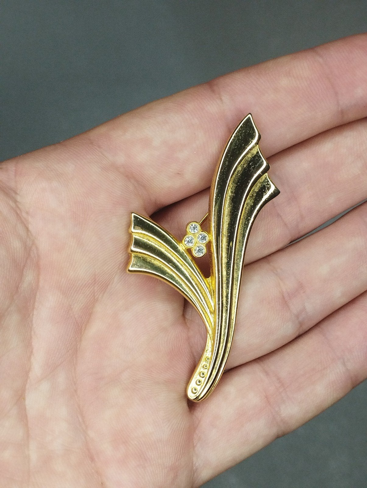Vintage abstracte broche goudkleurig met steentjes, Ophalen of Verzenden, Zo goed als nieuw, Goud, Overige materialen