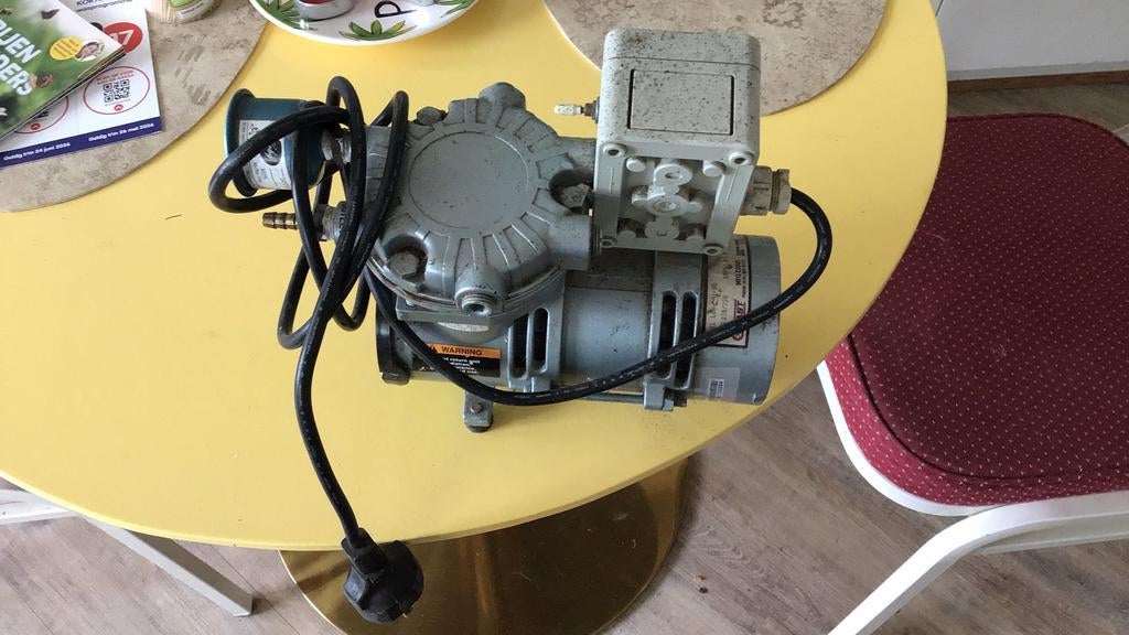 Membraam compressor, Gebruikt, Ophalen of Verzenden, Minder dan 200 liter/min, Olievrij
