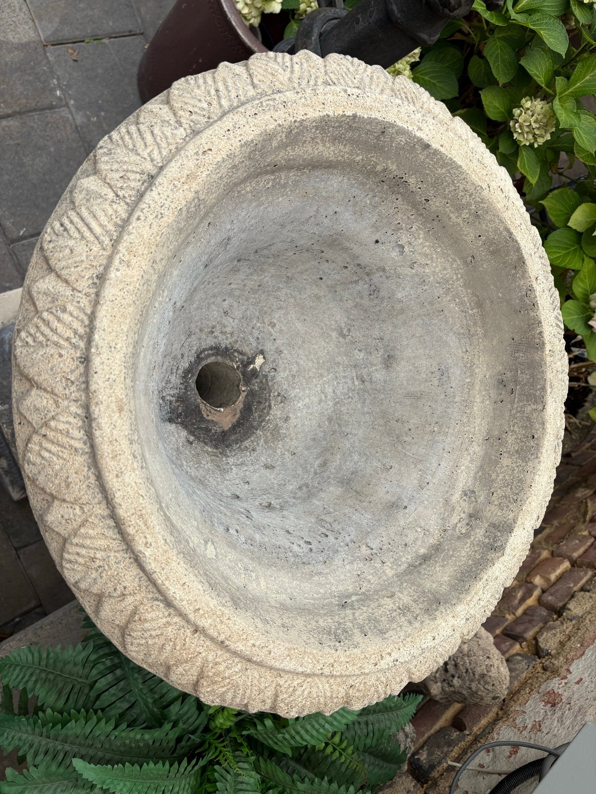 Grote betonnen vaas op sokkel - Totaal 135cm, Ophalen