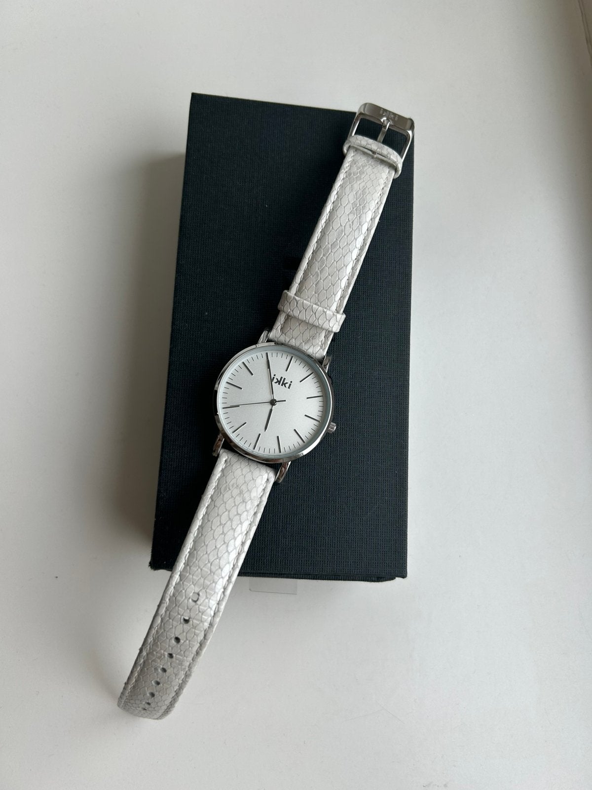 Ikki horloge witte leren horlogeband met zilveren kast, Overige merken, Leer, Polshorloge, Nieuw