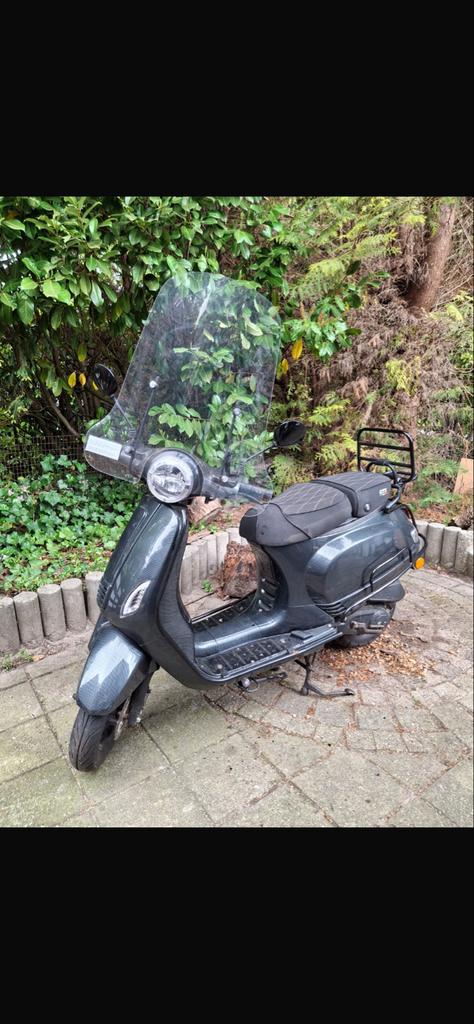 Scooter blauw kenteken bijna nieuw, Fietsen en Brommers, Scooters | Overige merken, Ophalen, Zo goed als nieuw, Benzine, Maximaal 25 km/u