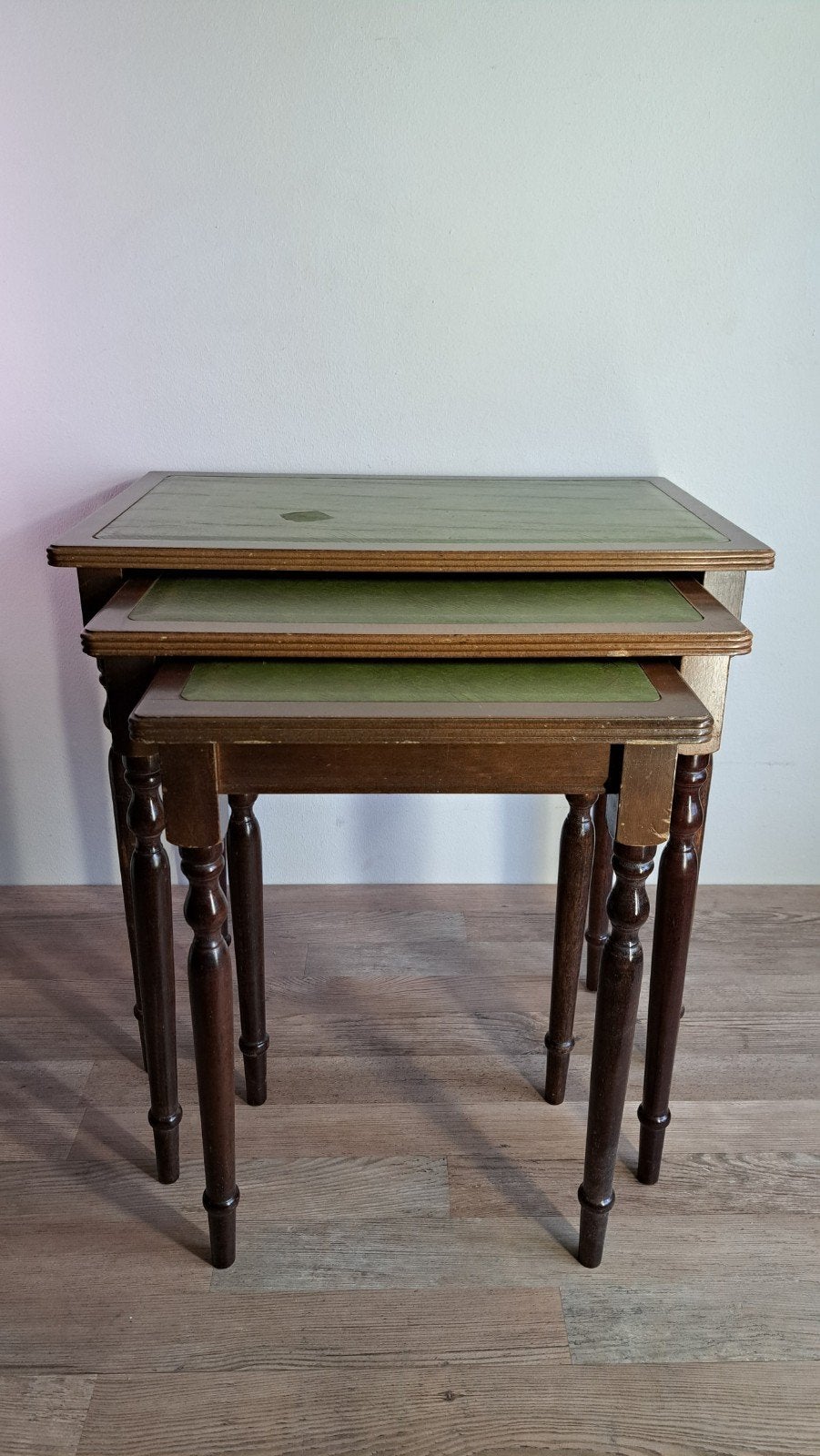 Vintage nest tafel set 3 tafeltjes met groen ingelegd leer, 45 tot 60 cm, Minder dan 55 cm, Gebruikt, Klassiek