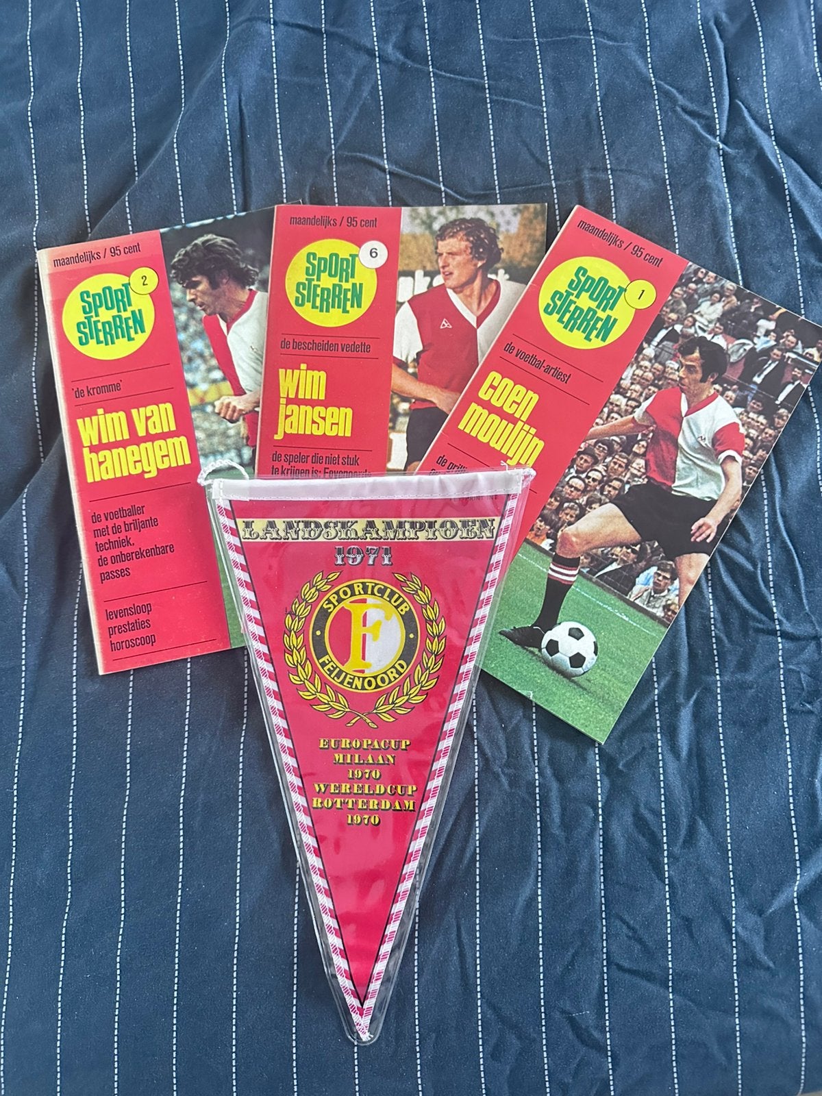 3 boekjes en een vaantje van Feijenoord, Ophalen of Verzenden, Zo goed als nieuw, Buitenlandse clubs, Vaantje of Sjaal