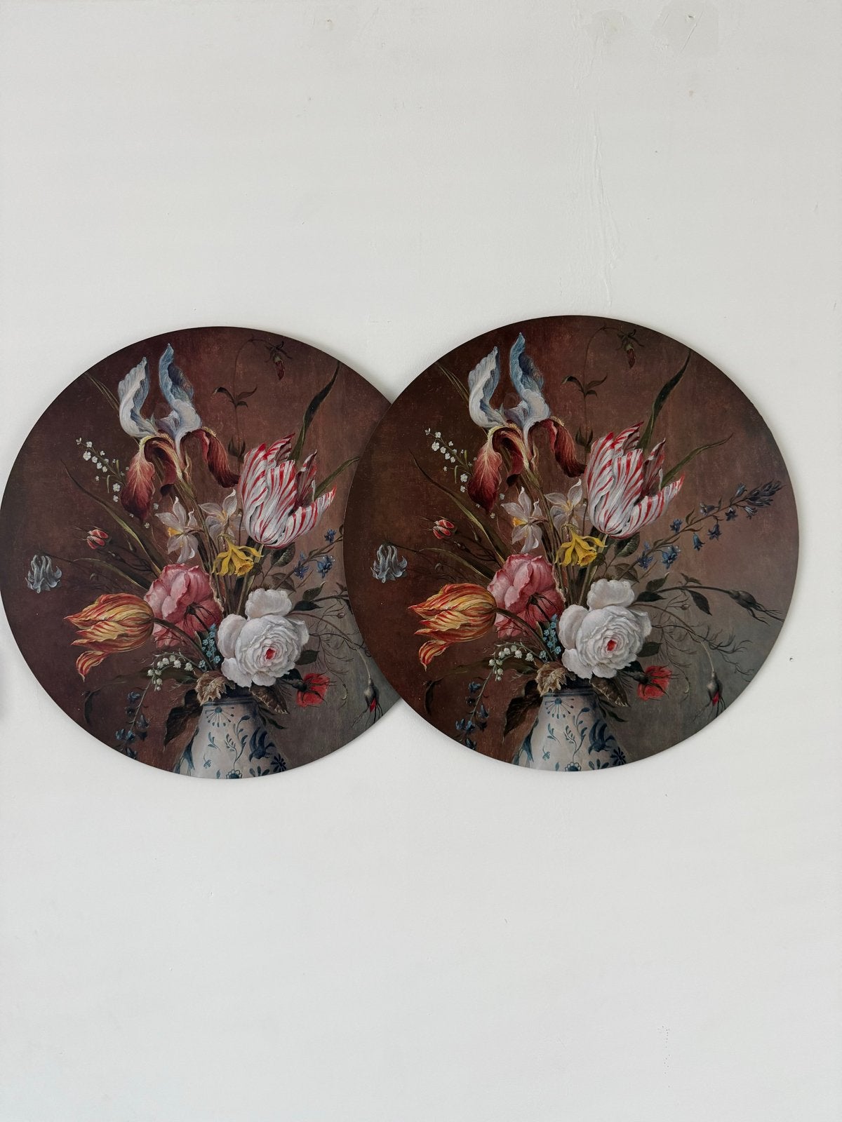 2 ronde schilderijen met bloemenstilleven, Ophalen