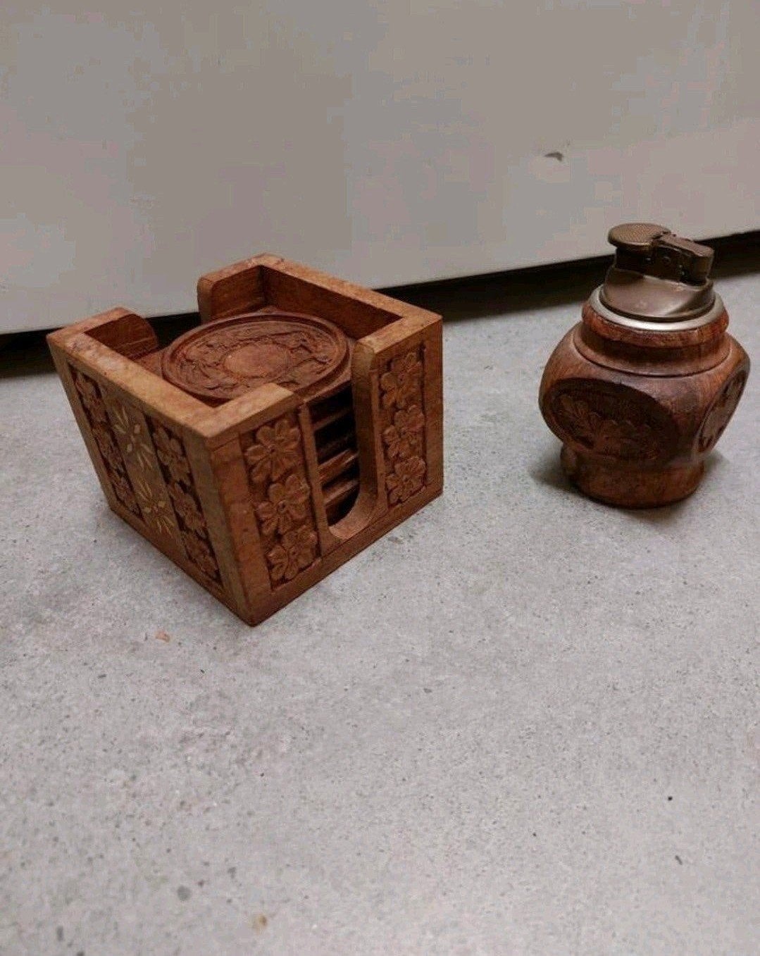 Vintage Tafelaansteker  houtsnijwerk  onderzetters
Leuk vint, Ophalen of Verzenden, Gebruikt, Aansteker