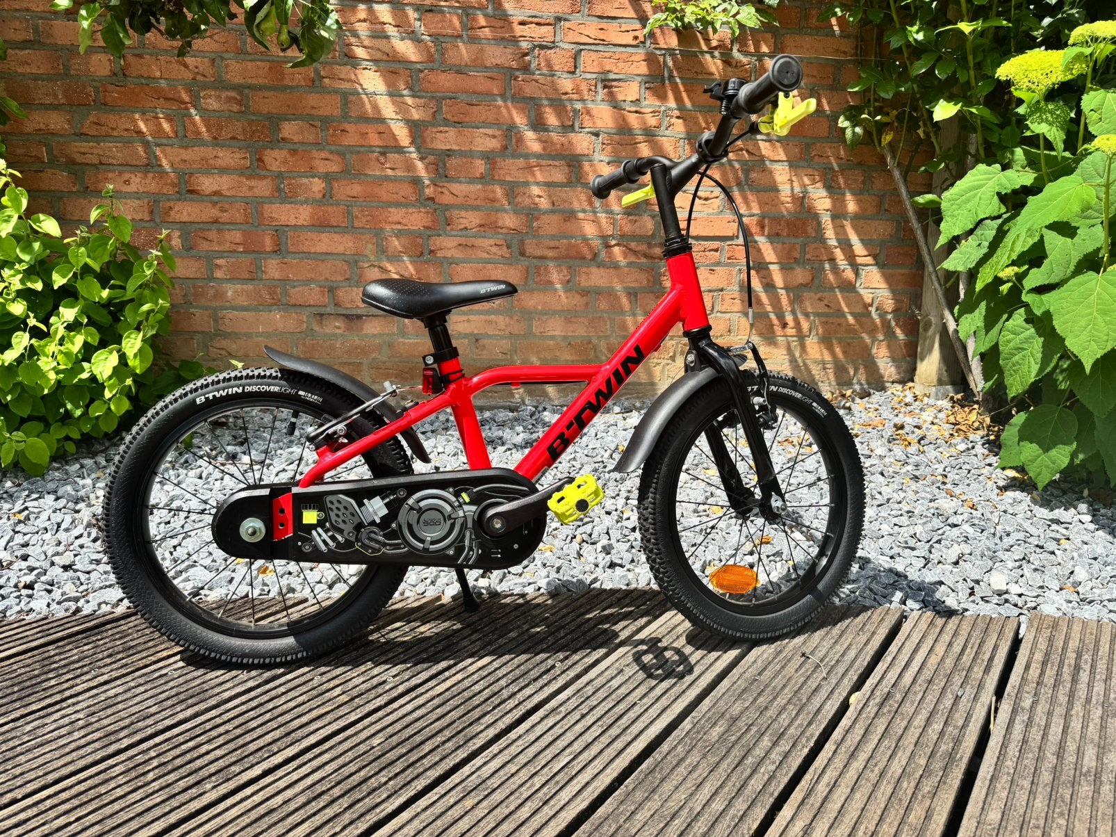 B'Twin Kinderfiets 16 inch - Rood, Ophalen, Zo goed als nieuw, Velgrem, 16 tot 20 inch