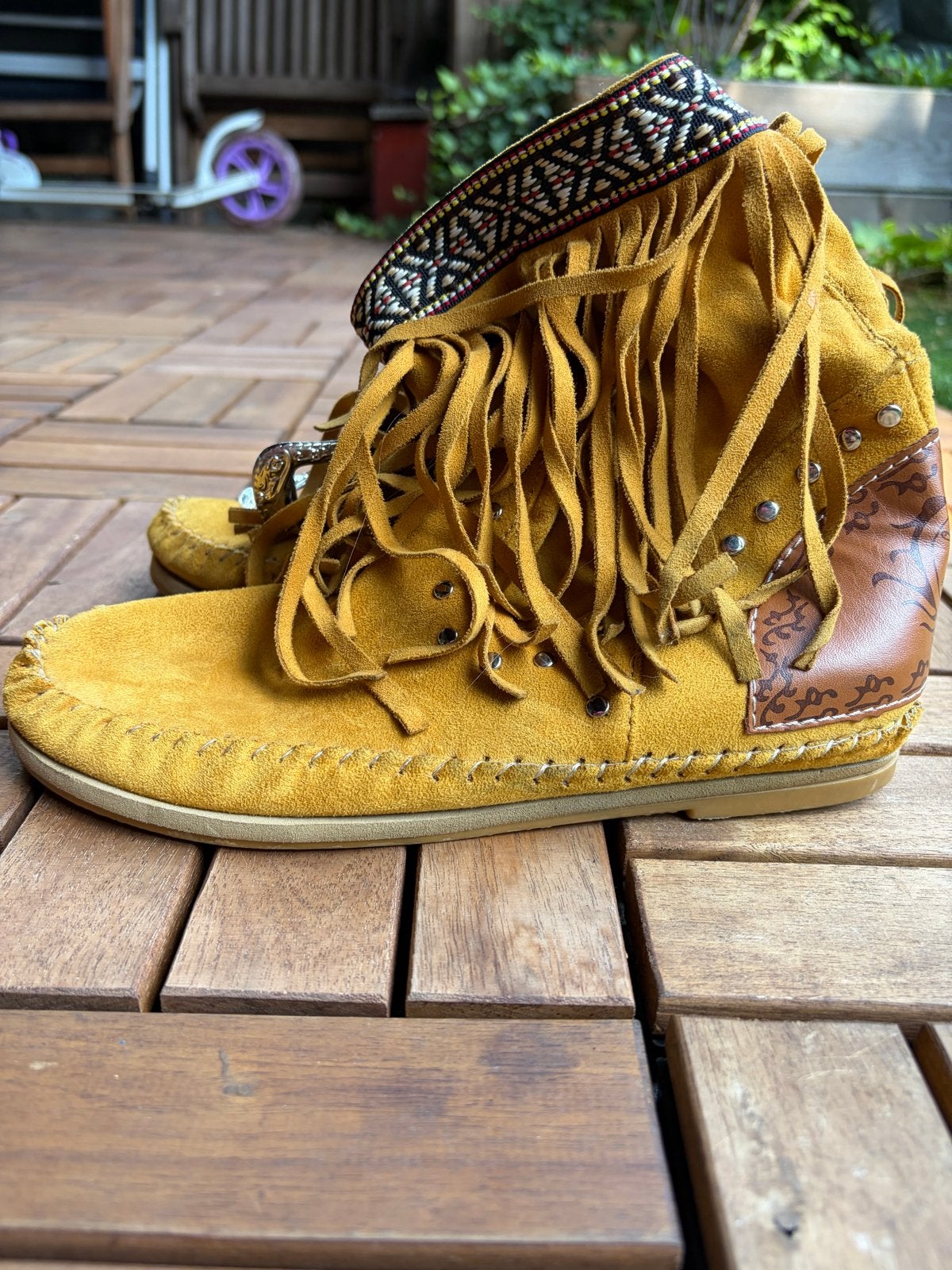 Gele suède mocassins met franjes en etnische details, Ophalen of Verzenden, Gedragen, Geel, Espadrilles of Moccasins