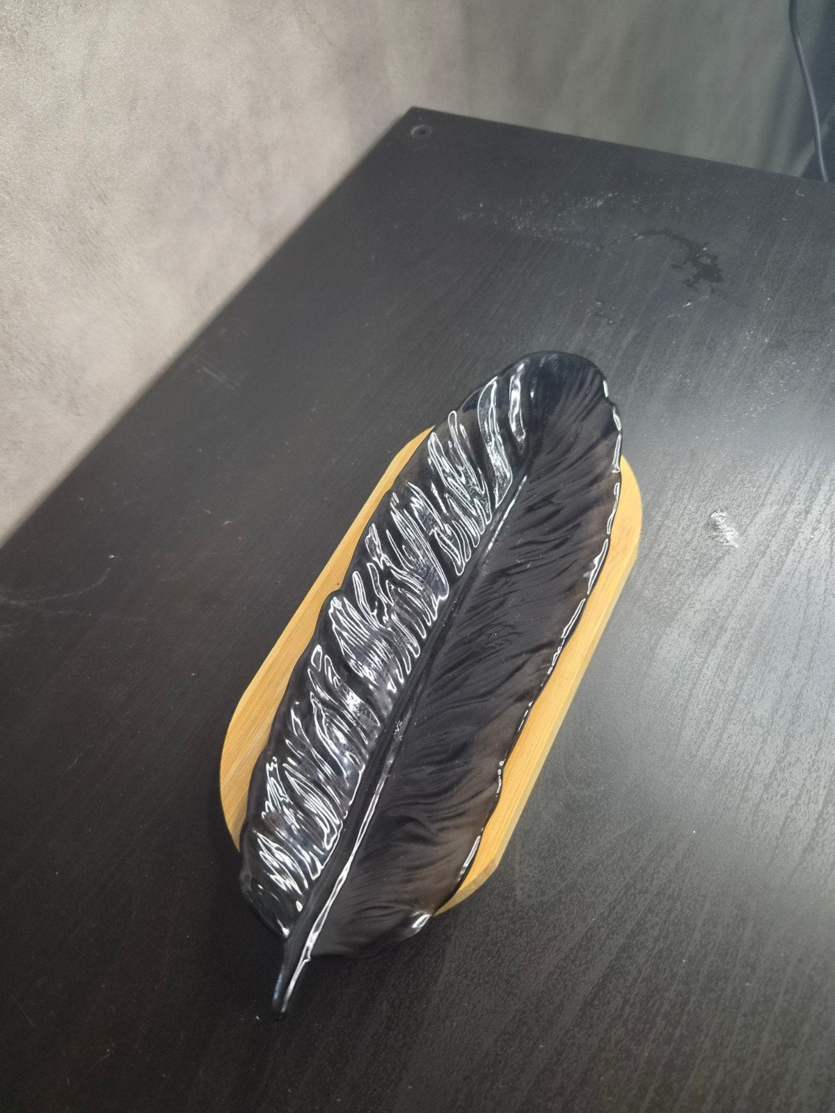 Decoratieve epoxy veer op houten onderzetter, Ophalen of Verzenden, Nieuw, Zwart, Composieten
