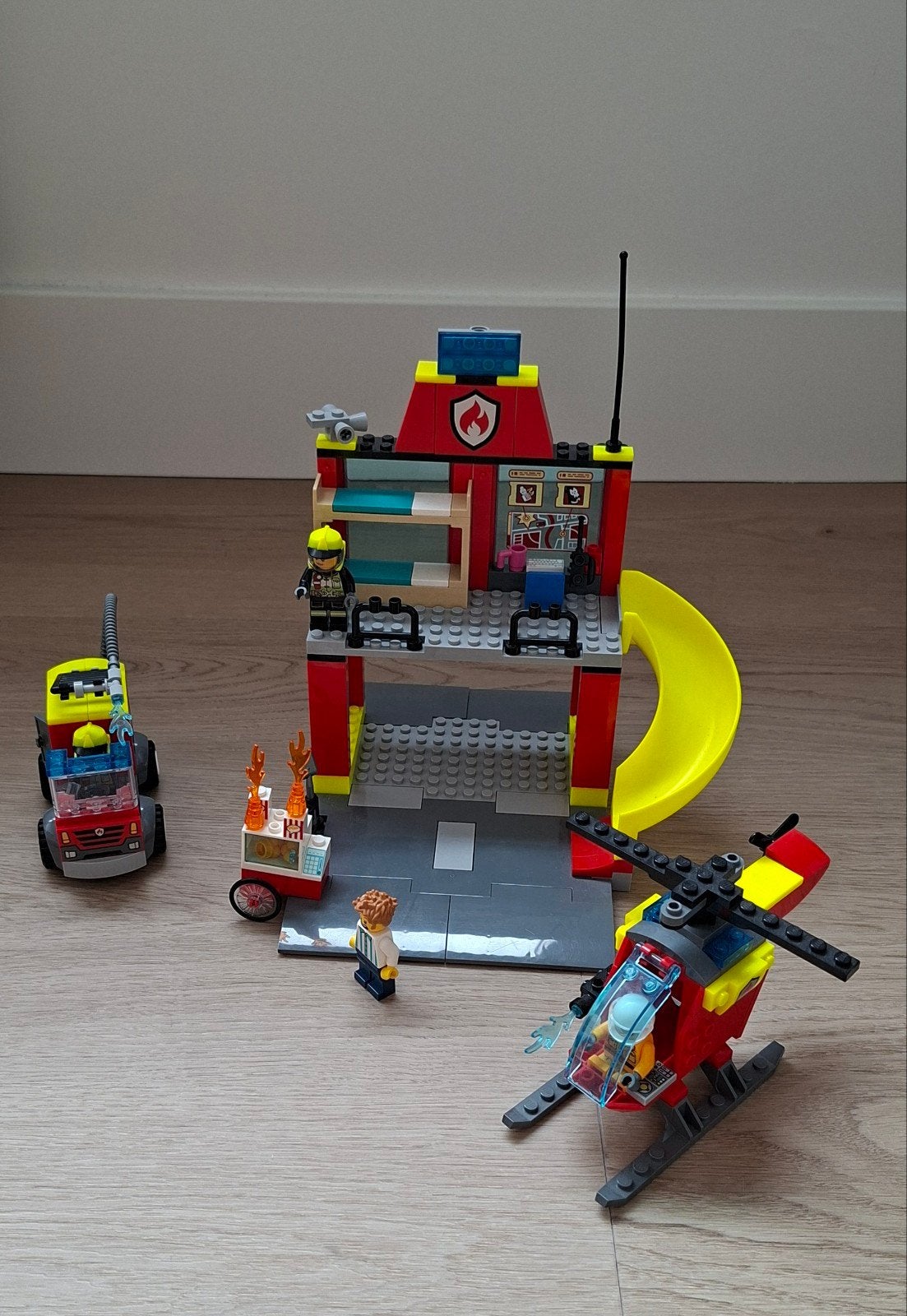Lego City Brandweerkazerne met extra helikopter, Lego, Ophalen of Verzenden, Inclusief minifiguren, Complete set