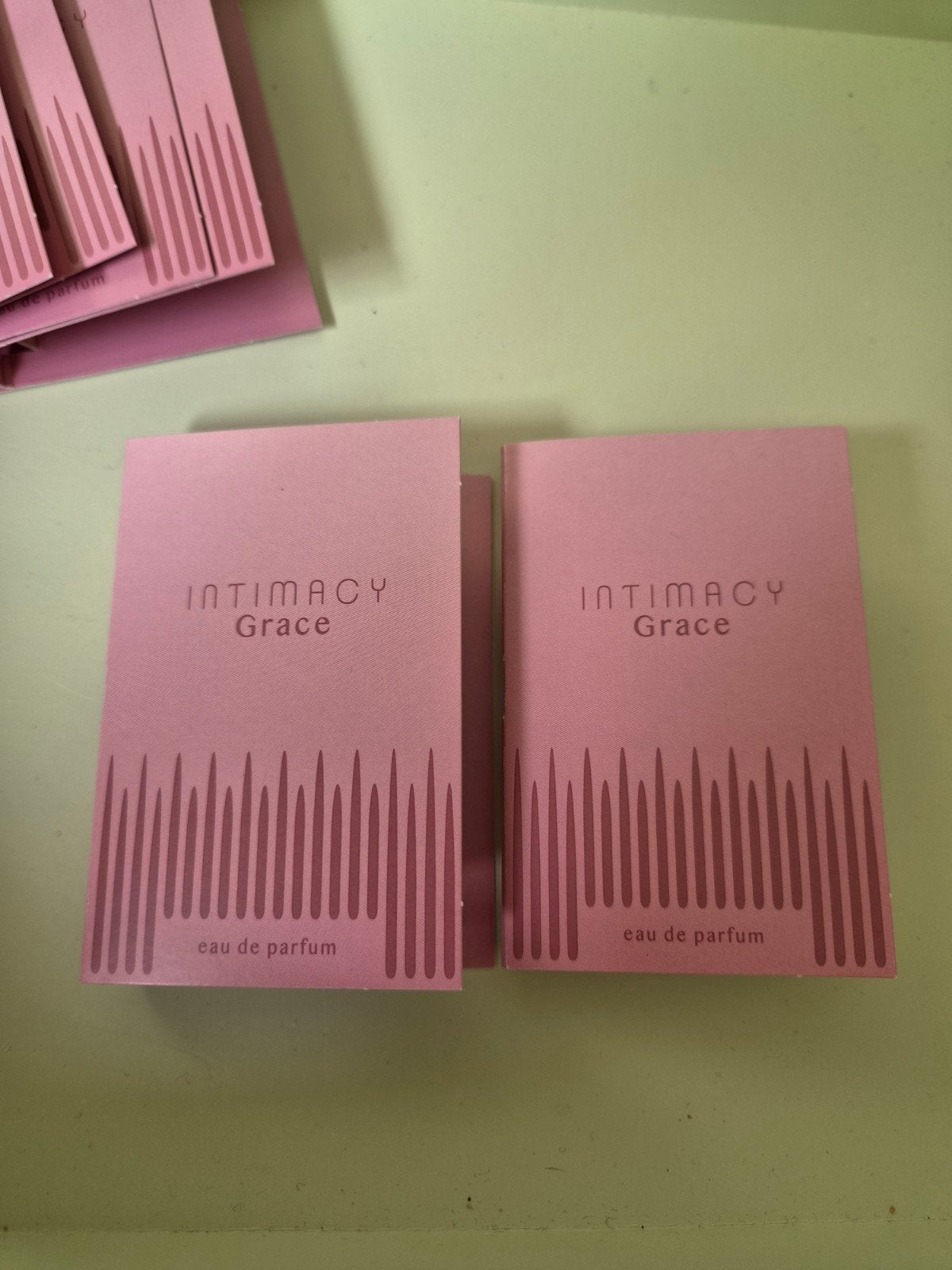 Intimacy Grace eau de parfum 2x1,2ml, Ophalen of Verzenden, Nieuw, Gehele gezicht