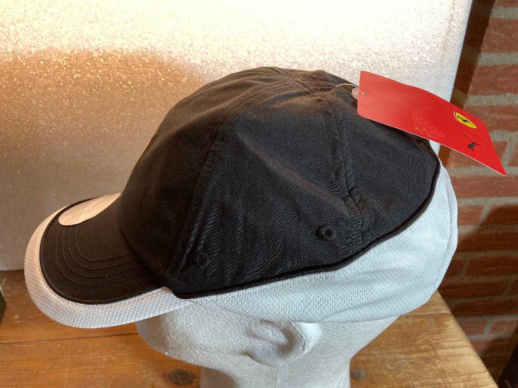✅ Ferrari pet Hamilton Leclerc Formule 1 Curved cap Zwart, Ophalen of Verzenden, Nieuw, Formule 1