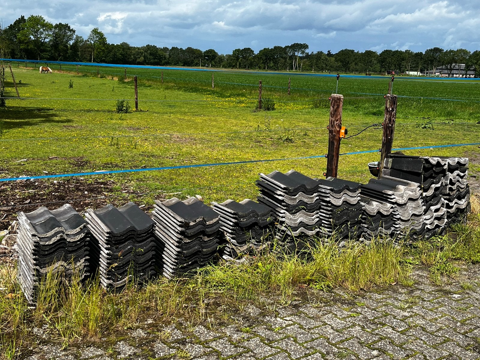 Sneldekkers  - Ruim 300 stuks+ hoekpan ca. 26m2 dakoppervlak, Gebruikt, Steen of Klei, Zwart, Ophalen of Verzenden