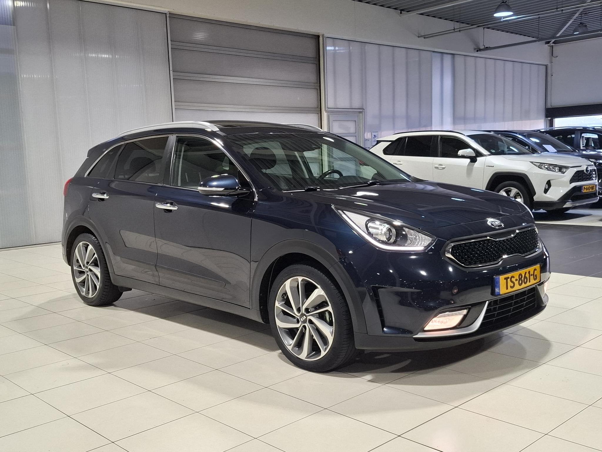 Foto 3 van Kia Niro 1.6 GDi Hybrid Design Edition Stoel en Stuur verwar