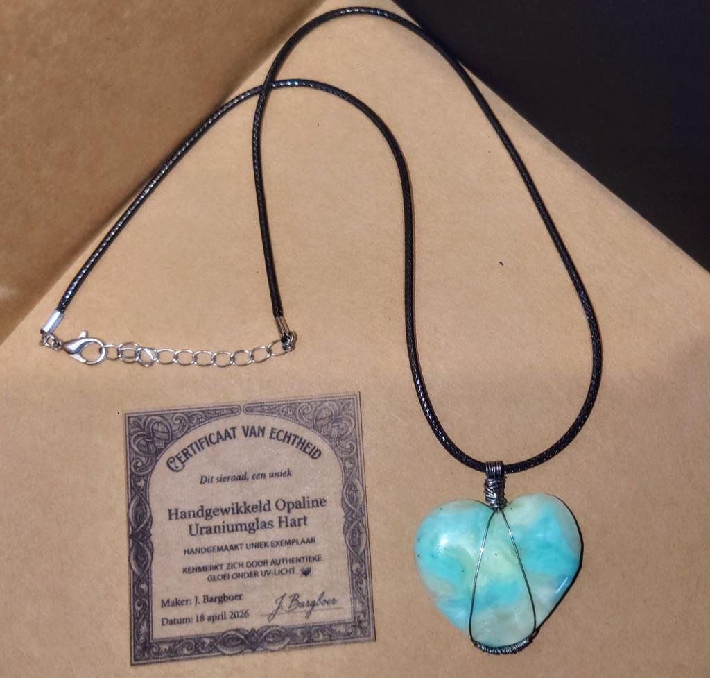 Hand gewikkeld opaline/uraniumglas hart, Nieuw, Ophalen of Verzenden, Groen, Overige materialen