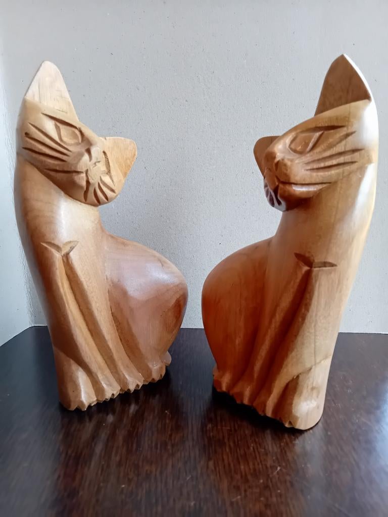 Set van 2 handgesneden houten katten beelden, Antiek en Kunst, Kunst | Beelden en Houtsnijwerken, Ophalen of Verzenden, 20 - 50 cm
