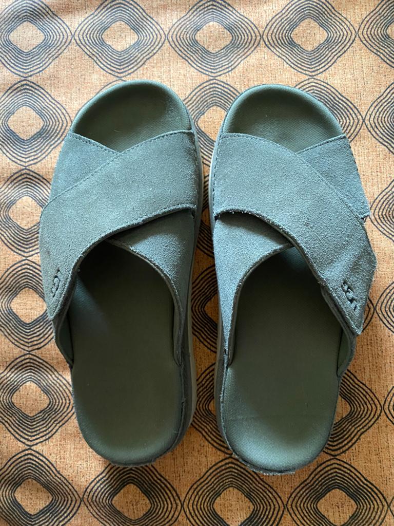 Grijs groene UGG slippers, Kleding | Dames, Schoenen, Zo goed als nieuw, Groen, Ophalen, Slippers