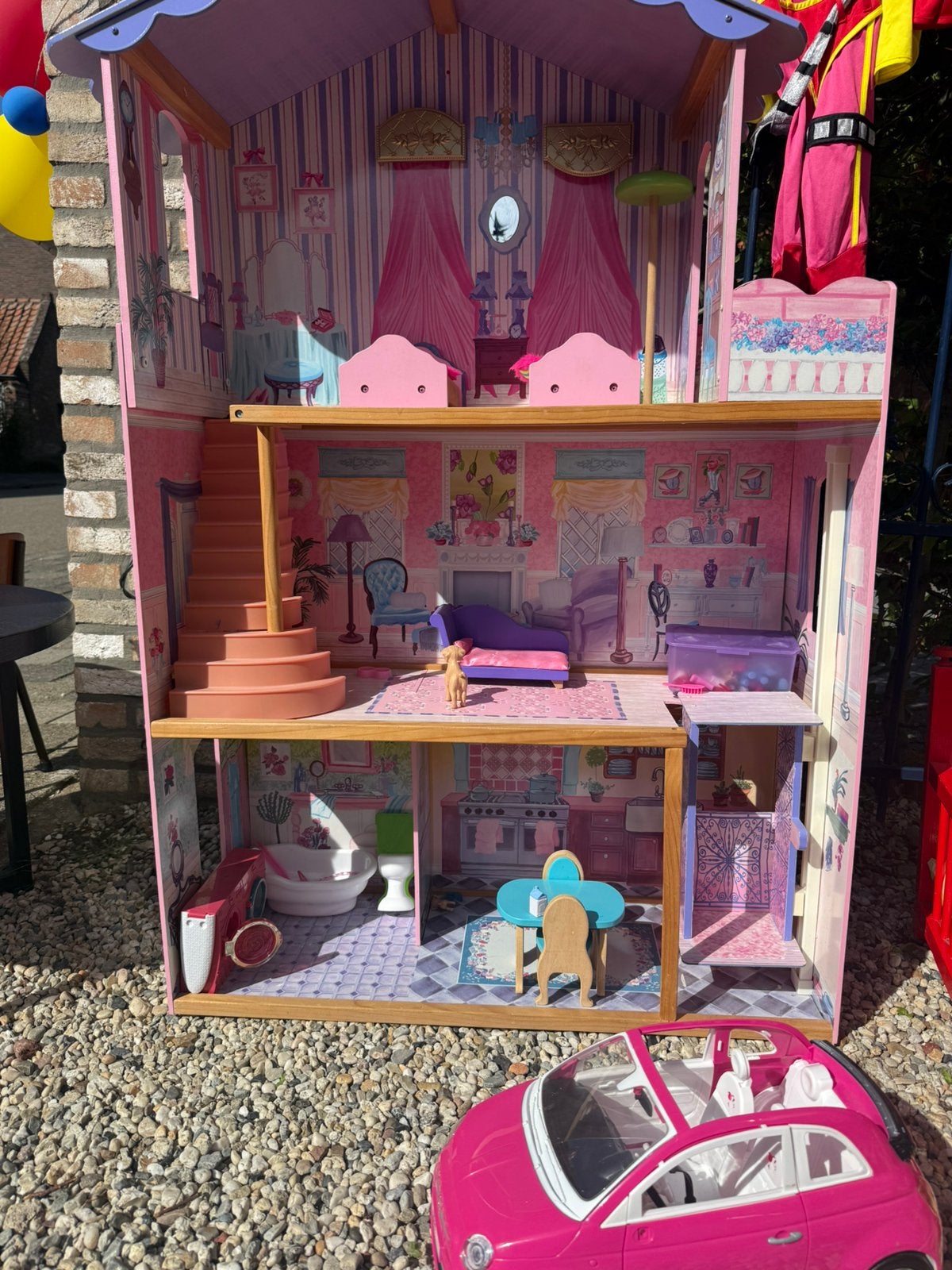 Barbiehuis met inrichting en auto, Kinderen en Baby's, Ophalen, Zo goed als nieuw, Poppenhuis