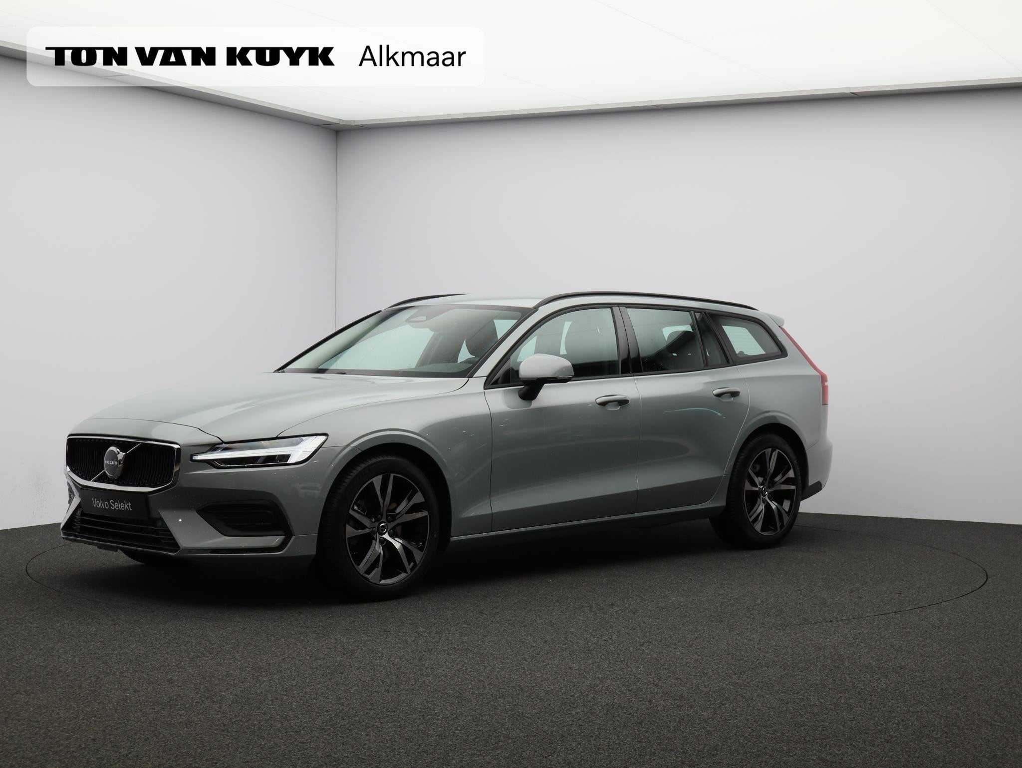 Volvo V60 B4 197PK Essential Edition / Stoel-, stuurwiel- &, Automatische klimaatregeling, Stof, 4 cilinders, 1634 kg