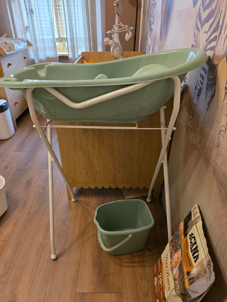 Babybadje met standaard en badzitje, Kinderen en Baby's, Badjes en Verzorging, Overige merken, Ophalen of Verzenden, Zo goed als nieuw