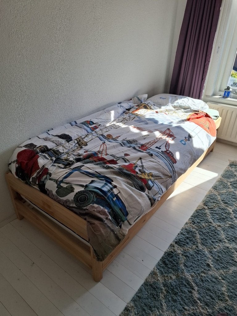 ikea utaker stapelbaarbed met 2 matrassen, Huis en Inrichting, Ophalen, Eenpersoons, Bruin, Grenen