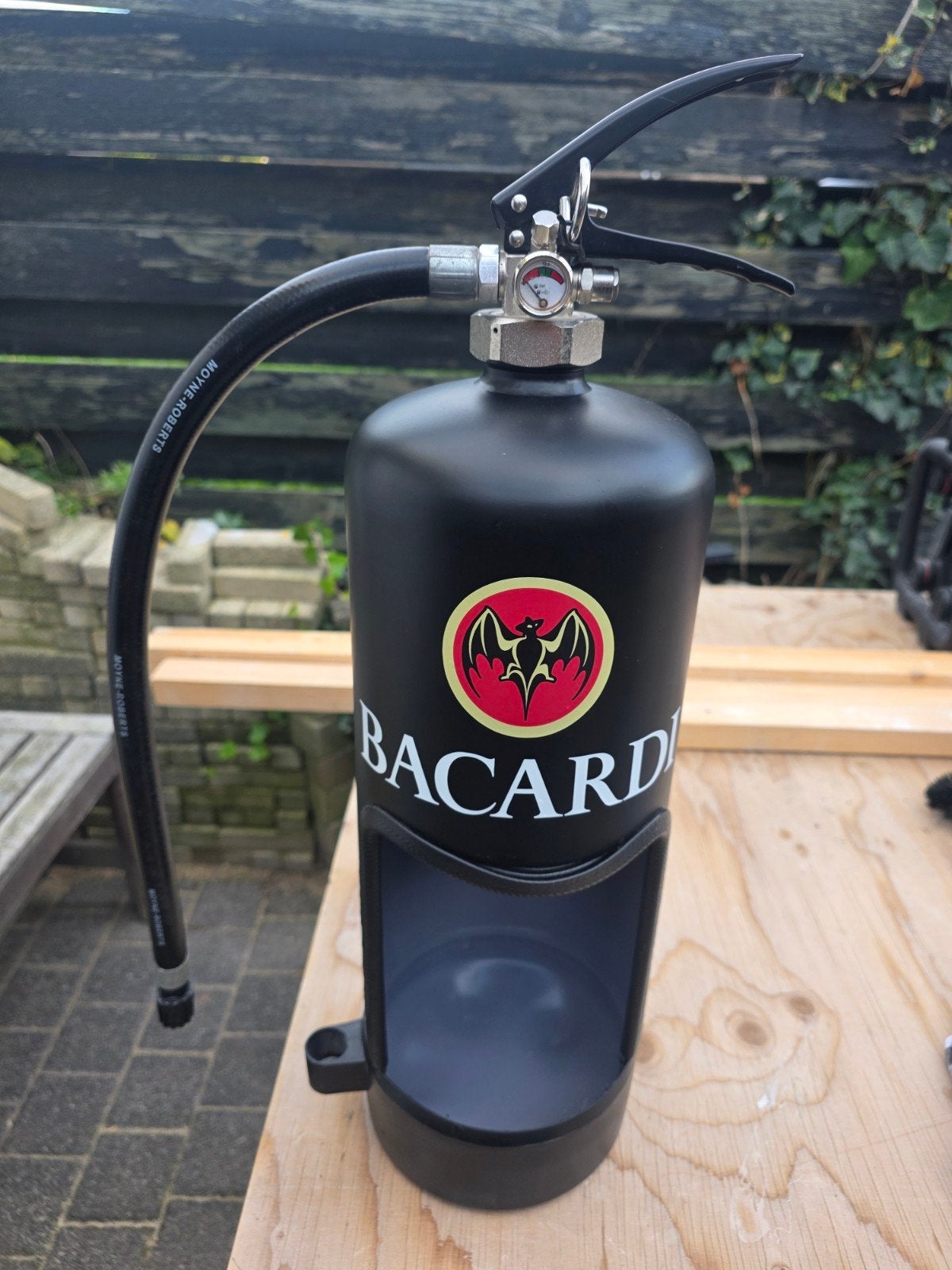 Bacardi Brandblusser Houder - Uniek Cadeau!, Ophalen, Zo goed als nieuw, Zwart, Metaal