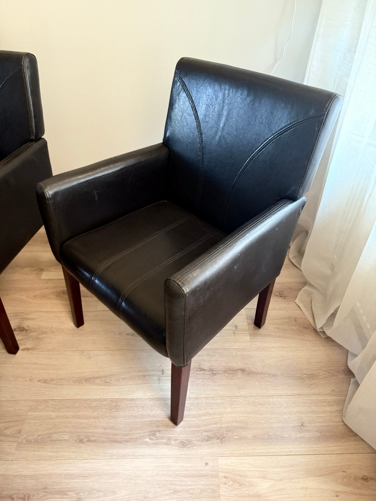 2 donkerbruine eetkamerstoelen van leer, Ophalen, Gebruikt, Twee, Bruin