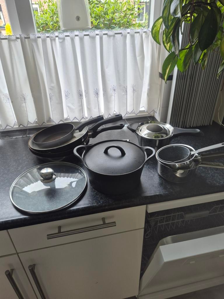 Uitgebreide pannenset: 4 koekenpannen, 2 steelpannen, etc., Huis en Inrichting, Keuken | Potten en Pannen, Ophalen, Gebruikt, Gietijzer