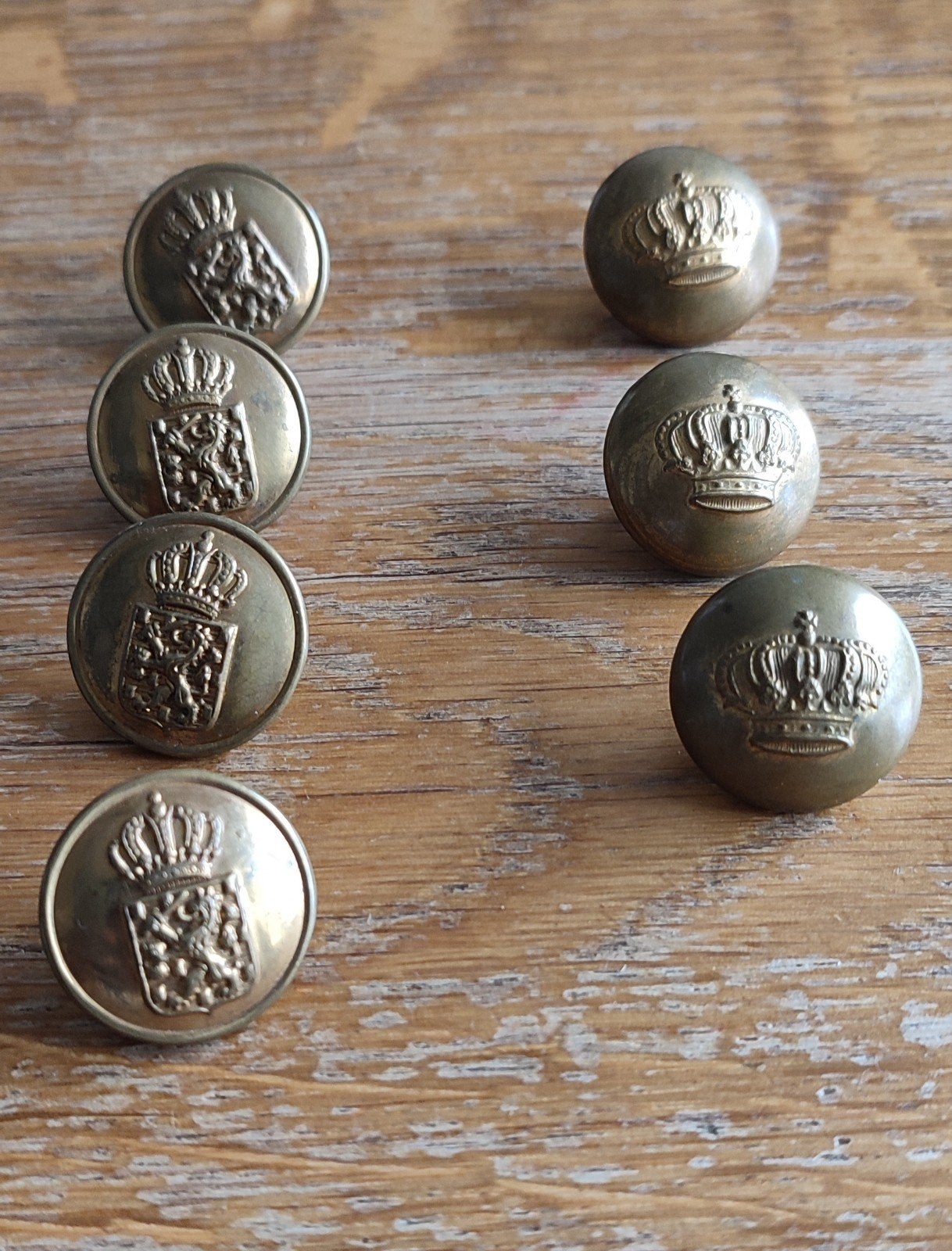 Vinted militaire knopen - 2 types, Verzamelen, Militaria | Algemeen, Ophalen of Verzenden, Overige soorten, Overige gebieden, Overige typen