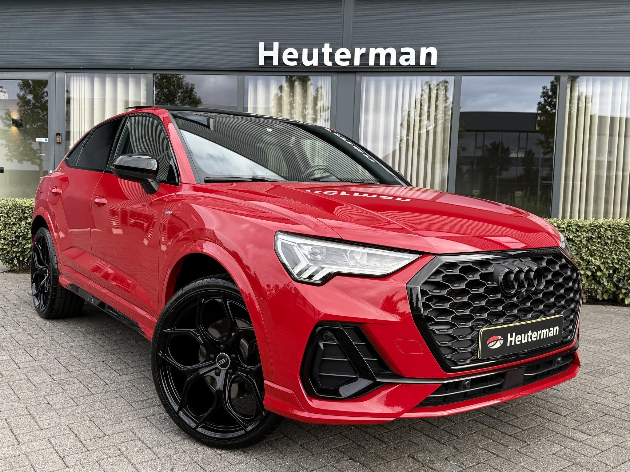 Audi Q3 Sportback 45 TFSI e S Edition Pano/Leder/ACC/Sfeer, Gebruikt, Hybride Elektrisch/Benzine, 13 kWh, SUV of Terreinwagen