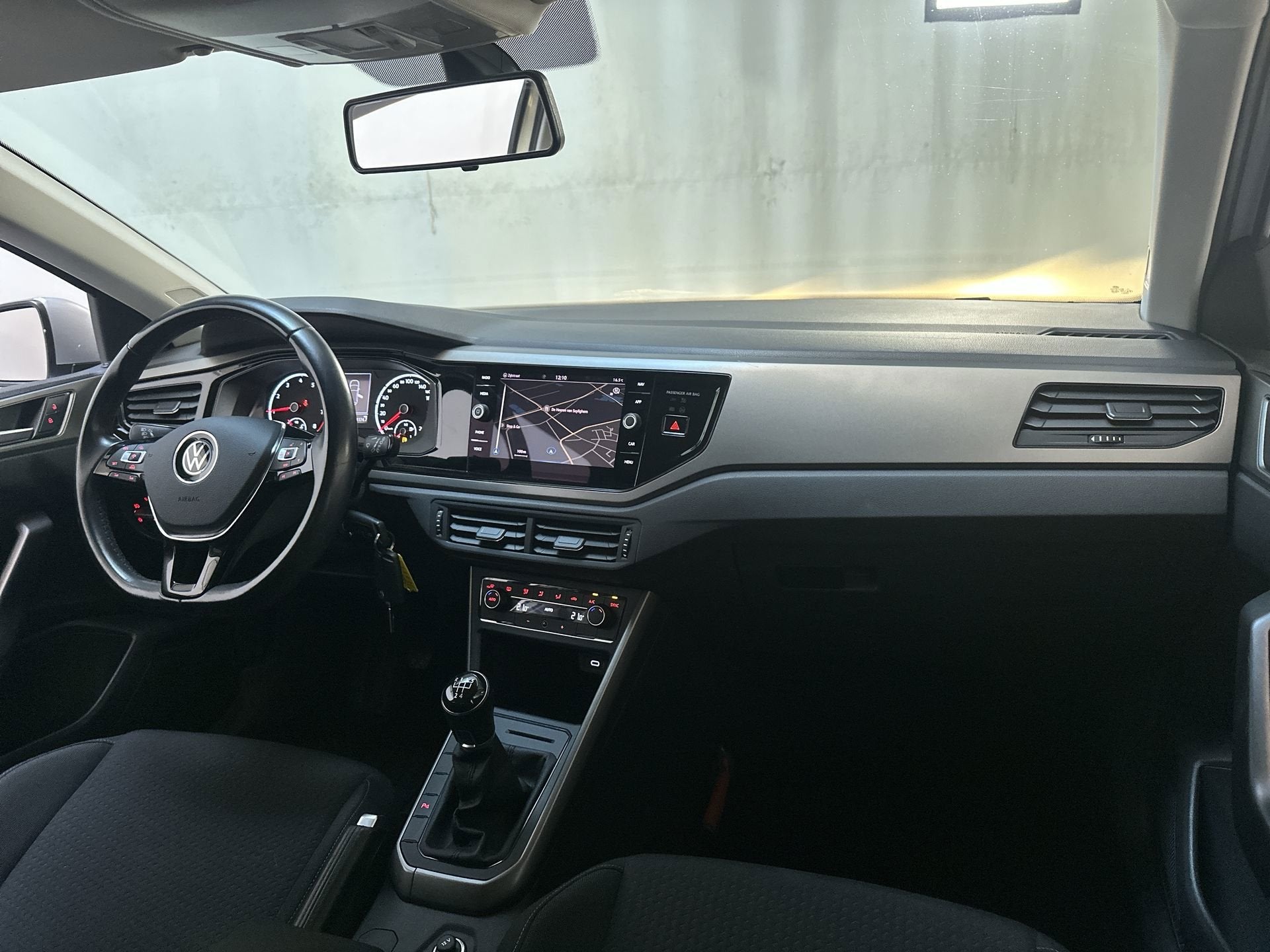 Volkswagen Polo 1.0 TSI R-Line Edition Navigatie Parkeersens, Auto's, Voorwielaandrijving, Dealer onderhouden, Gebruikt, Met garantie (alle)