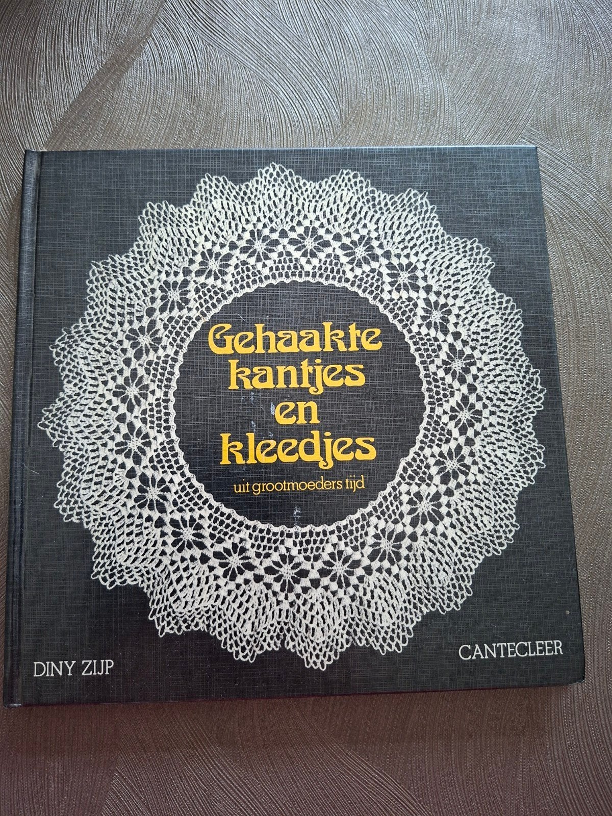 Gehaakte kantjes en kleedjes uit grootmoeders tijd, Boeken, Ophalen of Verzenden, Zo goed als nieuw, Breien en Haken, Diny Zijp