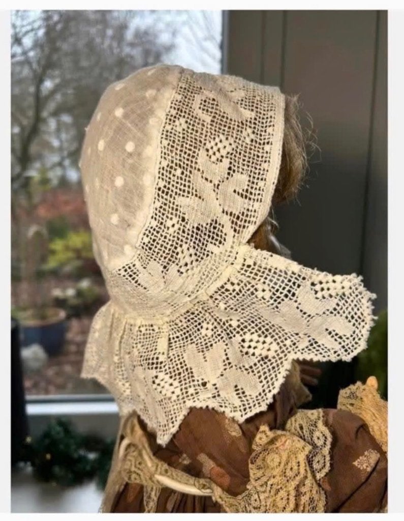 Antiek bijzonder poppen mutsje, wit, klederdracht mutsje, Gebruikt, Ophalen of Verzenden, X, Kleertjes