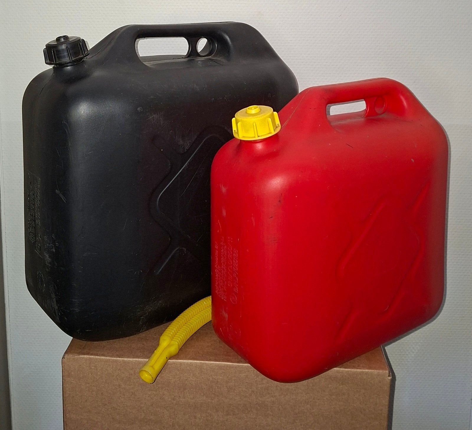 Jerrycans - 1x zwart, 1x rood met schenktuit, Ophalen