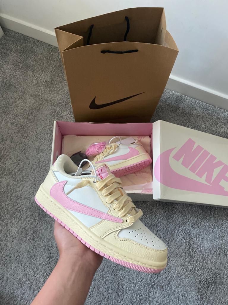 Travis Scott Shy Pink, Ophalen of Verzenden, Nieuw, Roze, Sneakers of Gympen