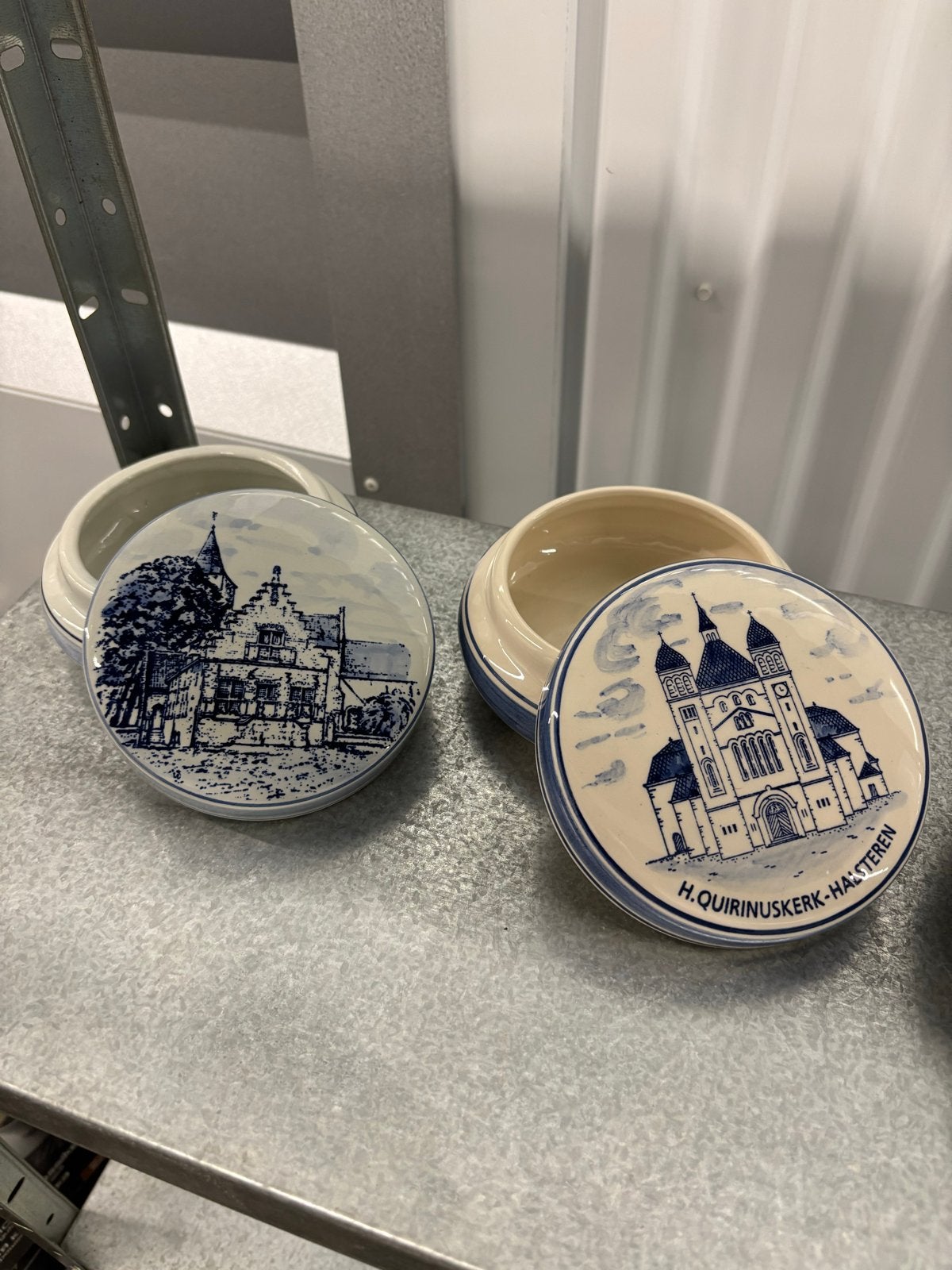 Delfts Blauw aardewerk: Doosjes en borden, Ophalen