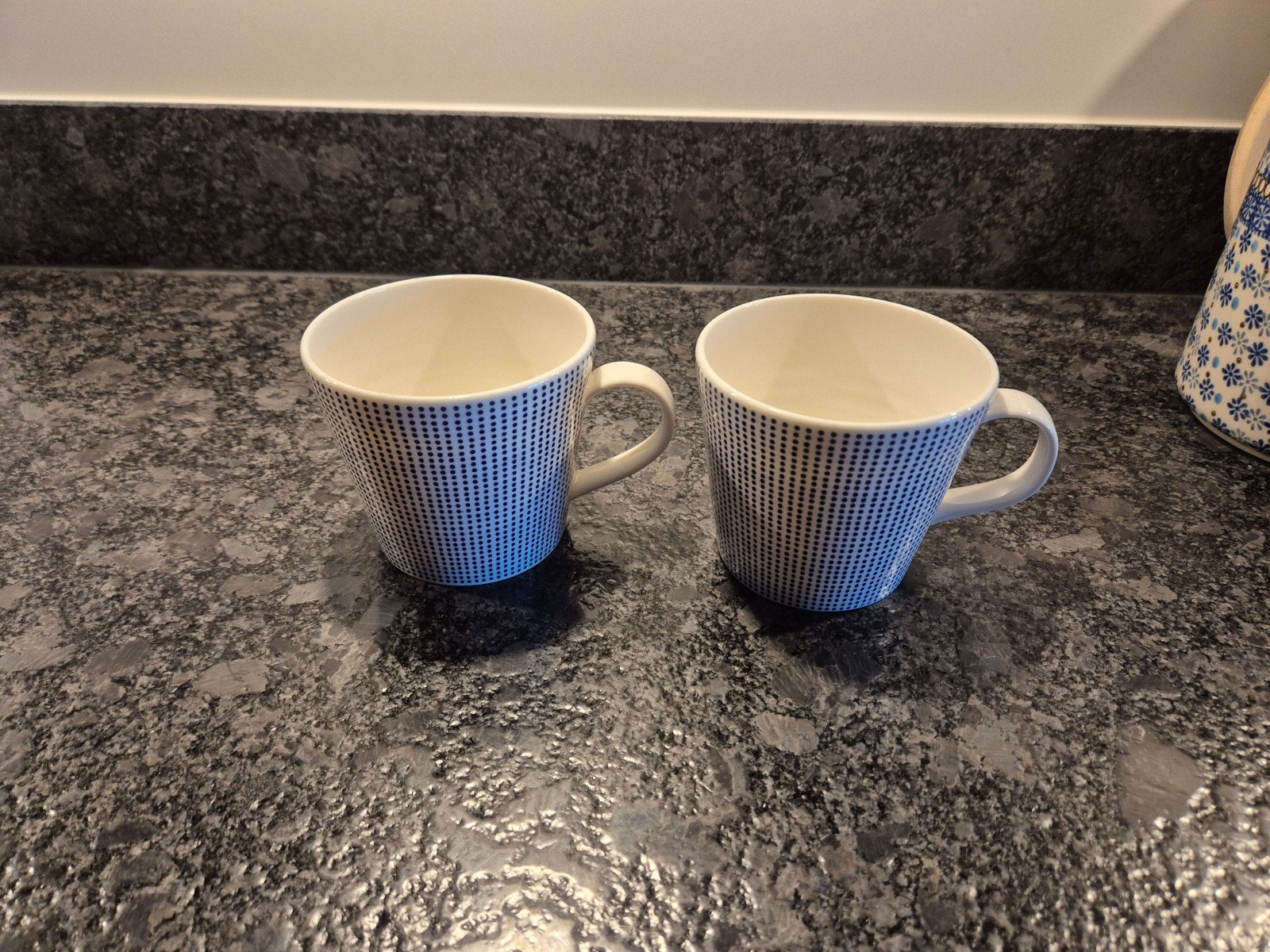 Royal Doulton Pacific mokken grote variant 2 stuks, Huis en Inrichting, Keuken | Servies, Ophalen of Verzenden, Porselein, Overige stijlen