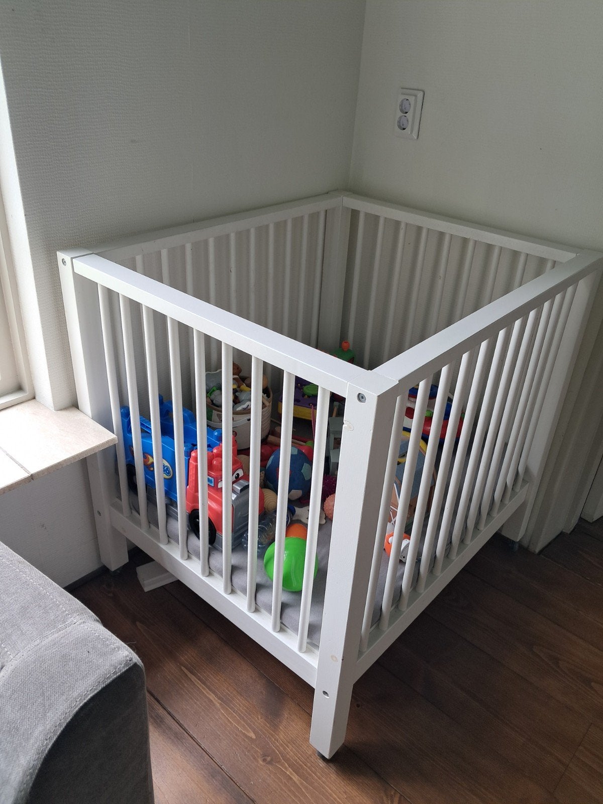 Witte box met wieltjes en verstelbare bodem, Kinderen en Baby's, Ophalen, Gebruikt, In hoogte verstelbaar