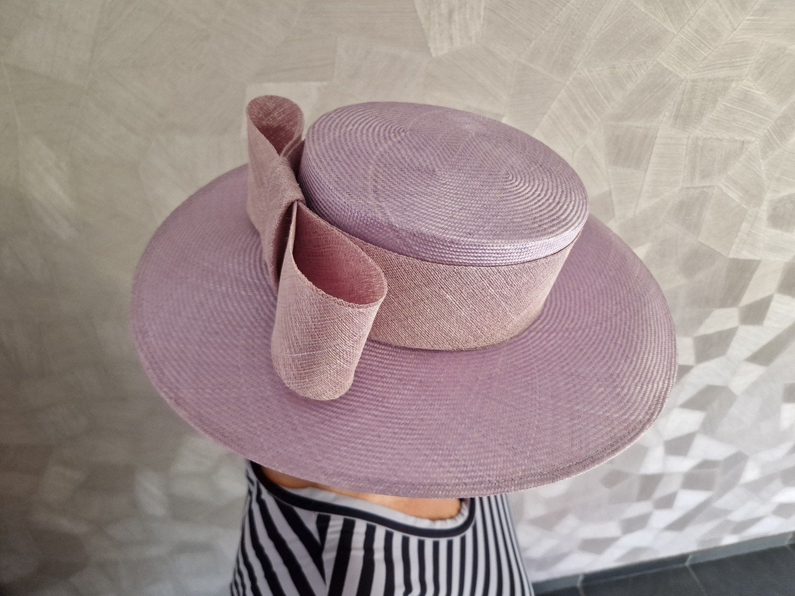 Elegante lila hoed met strik. Topmerk Whiteley  - Zo goed al, Kleding | Dames, Ophalen, Zo goed als nieuw, One size fits all, Hoed