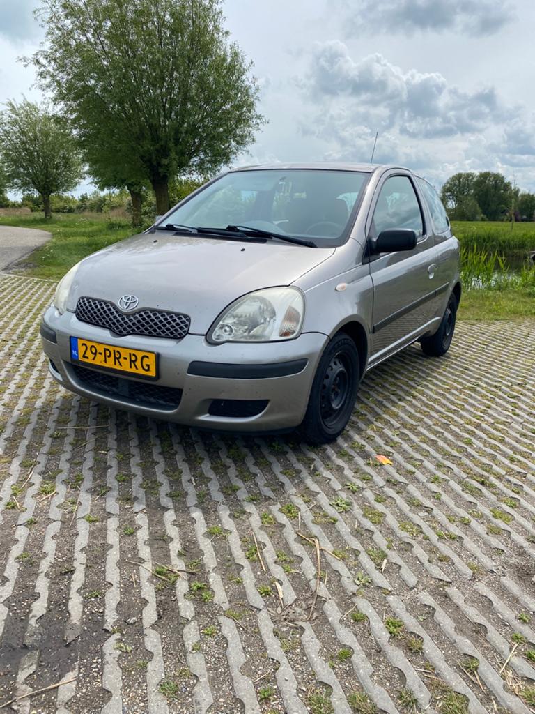 Toyota Yaris 1.3 16V Vvti 3DR Linea Terra 2004 Grijs, Auto's, Toyota, Voorwielaandrijving, Stof, 31 €/maand, 4 cilinders