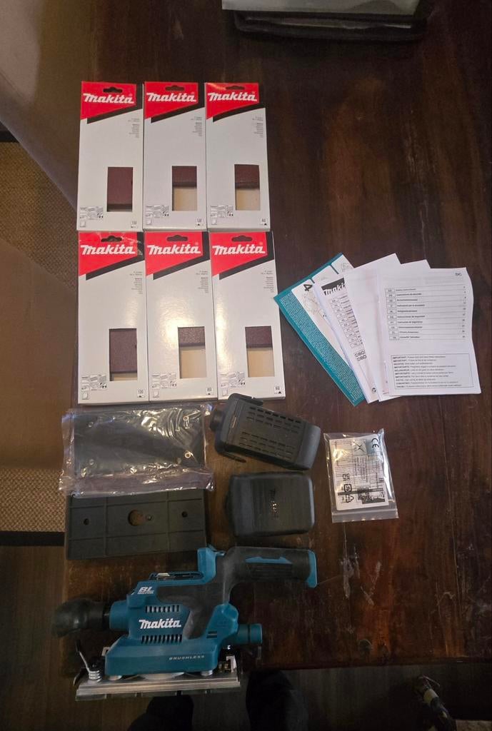 Nieuwe Makita DBO381 Vlakschuurmachine met schuurpapier, Doe-het-zelf en Verbouw, Ophalen of Verzenden, Nieuw, Minder dan 600 watt