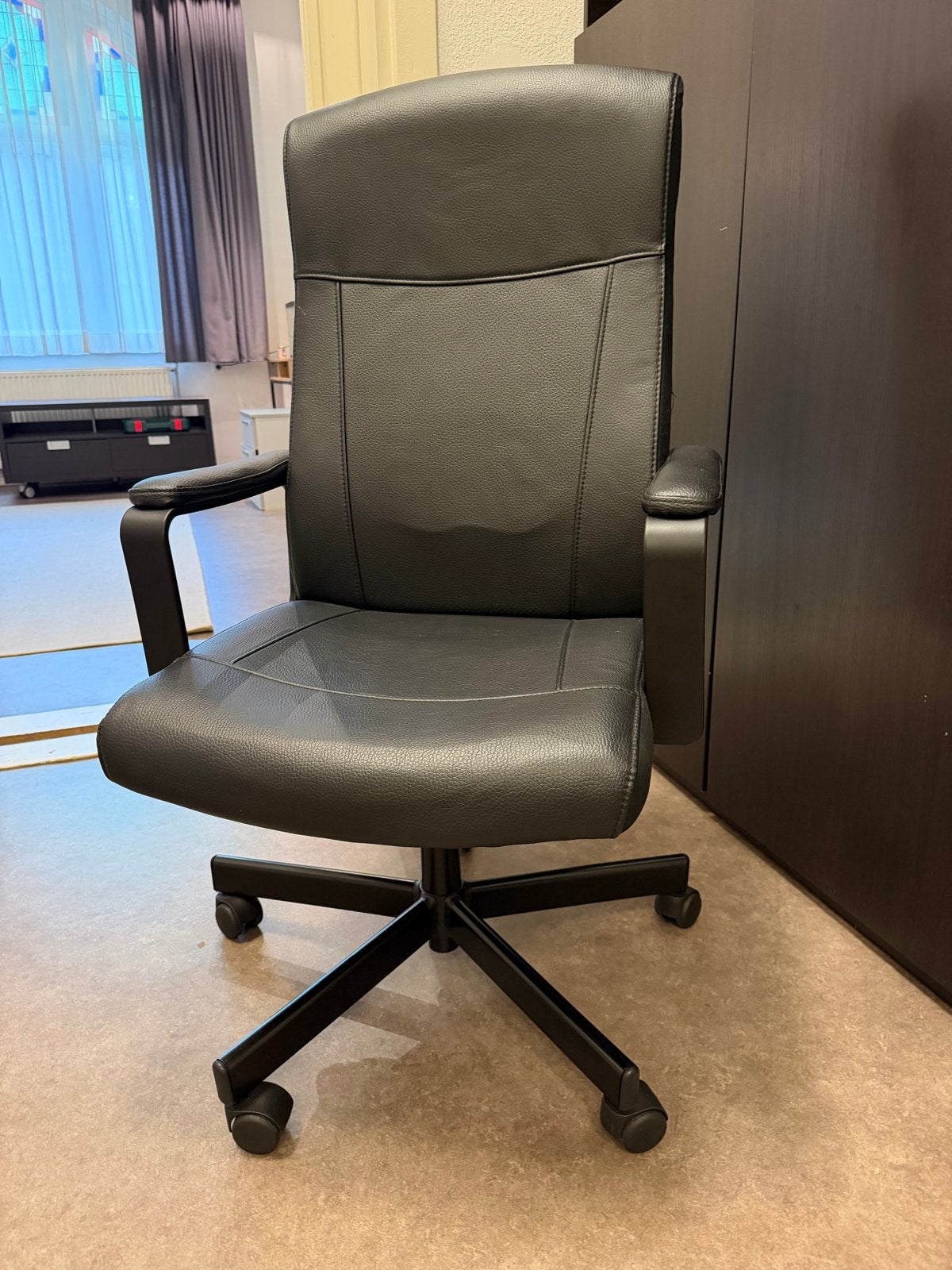 Zwarte bureaustoel met lendensteun, Gebruikt, Zwart, Ophalen of Verzenden, Bureaustoel