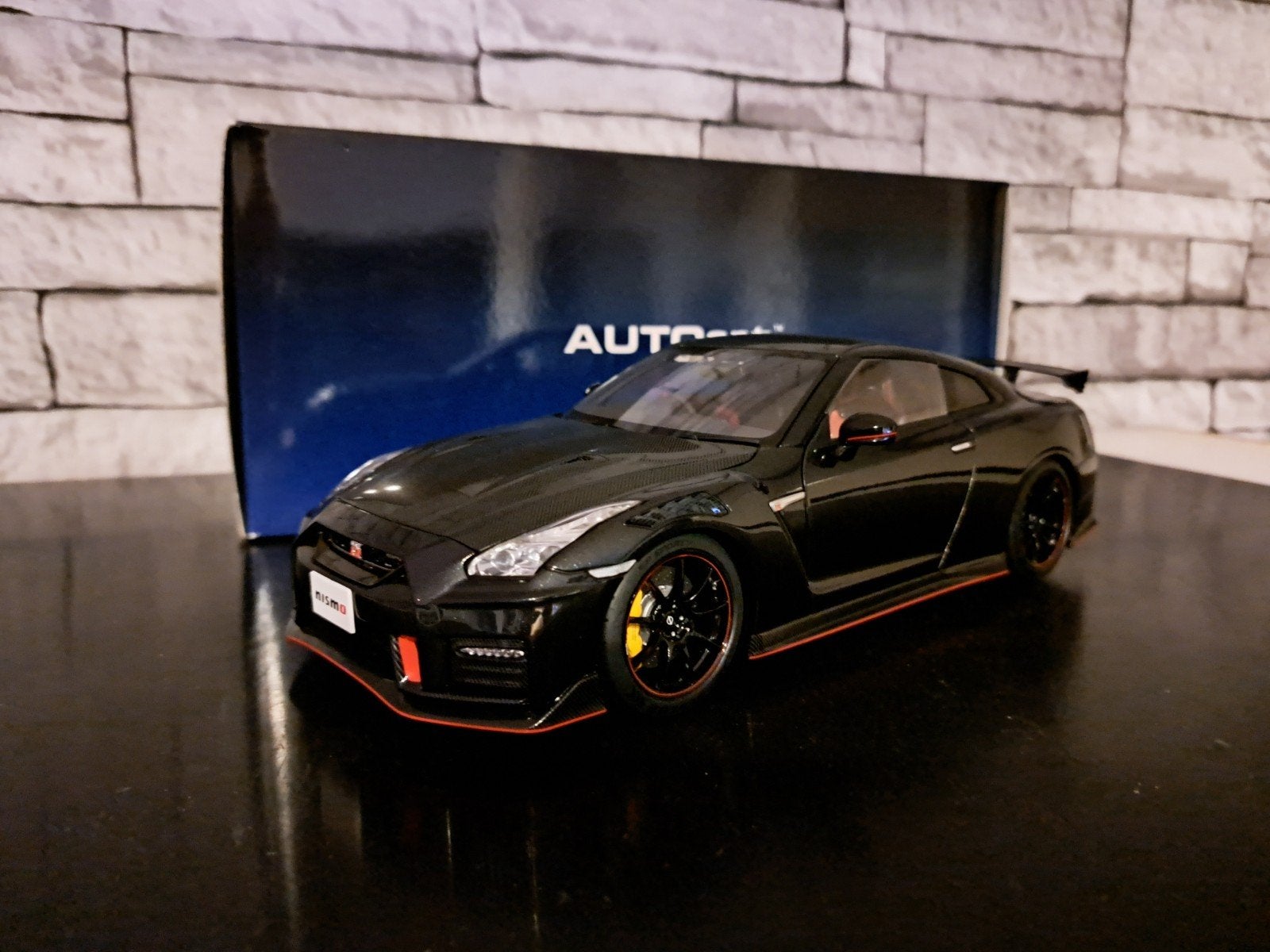 MOET WEG AutoArt Nissan GT-R Nismo zwart, Hobby en Vrije tijd, Modelauto's | 1:18, Ophalen of Verzenden, Zo goed als nieuw, Auto