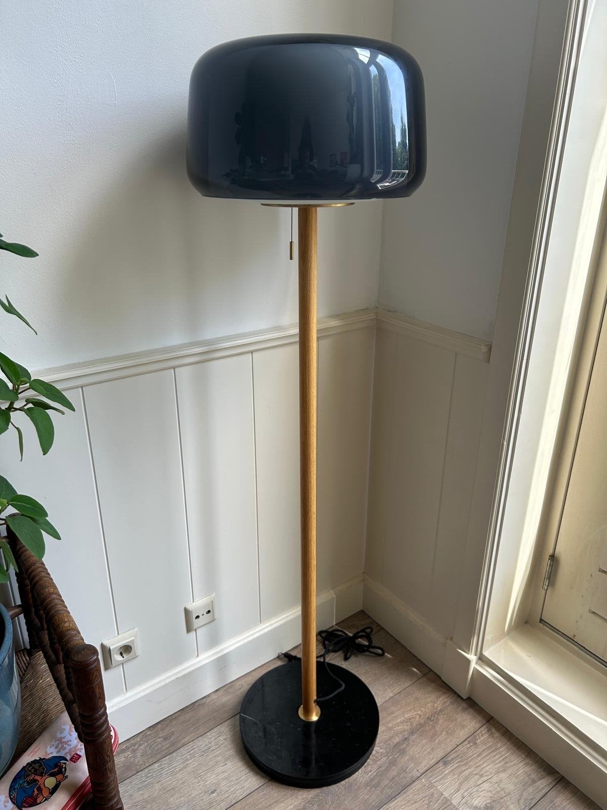 Stijlvolle ikea Vloerlamp met Houten Poot en Glazen Kap, Ophalen, Zo goed als nieuw, Glas, 150 tot 200 cm