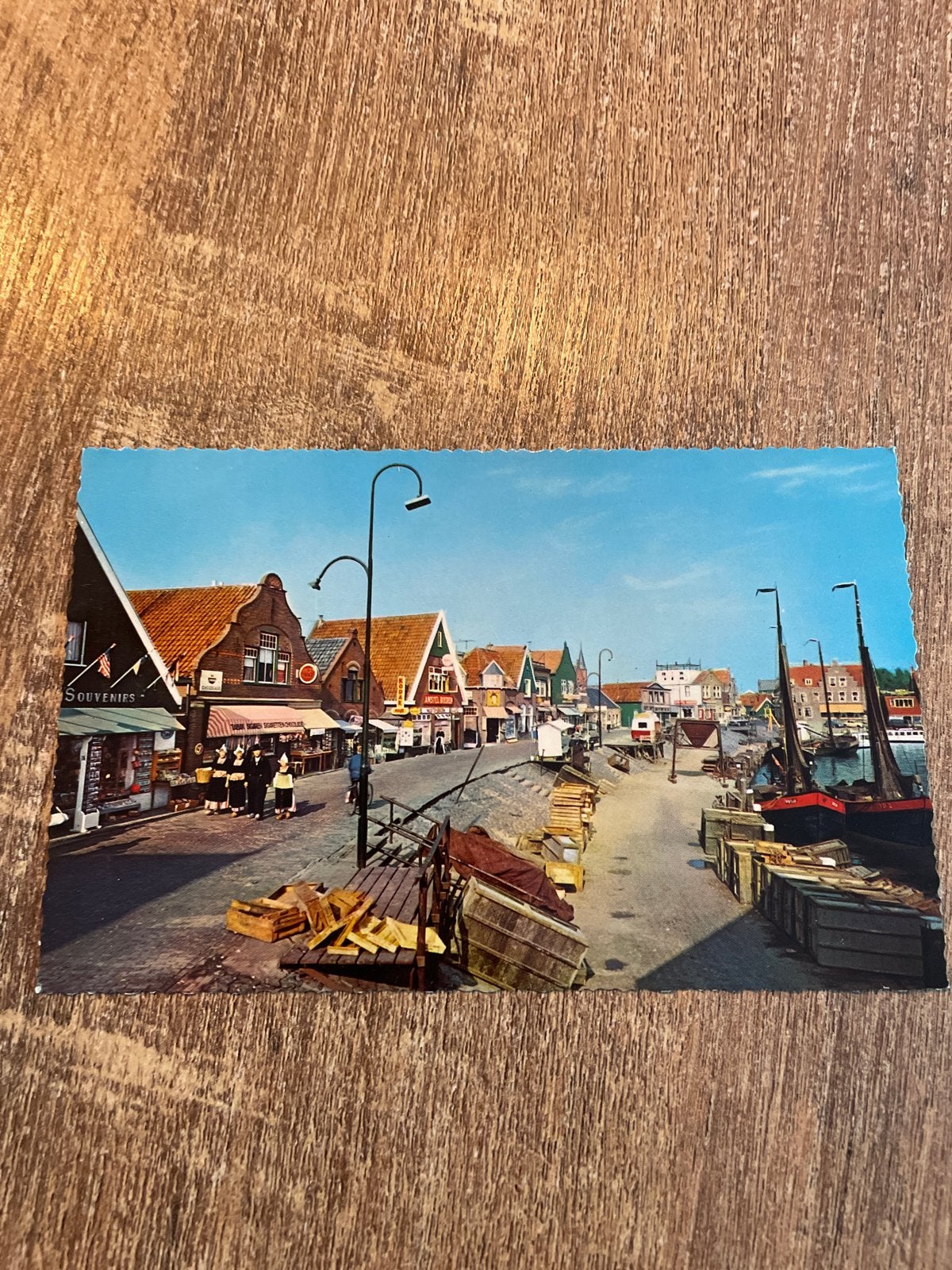 Vintage Ansichtkaart Volendam - Haven en Dorpsgezicht, Ophalen of Verzenden, 1960 tot 1980, Ongelopen, Noord-Holland