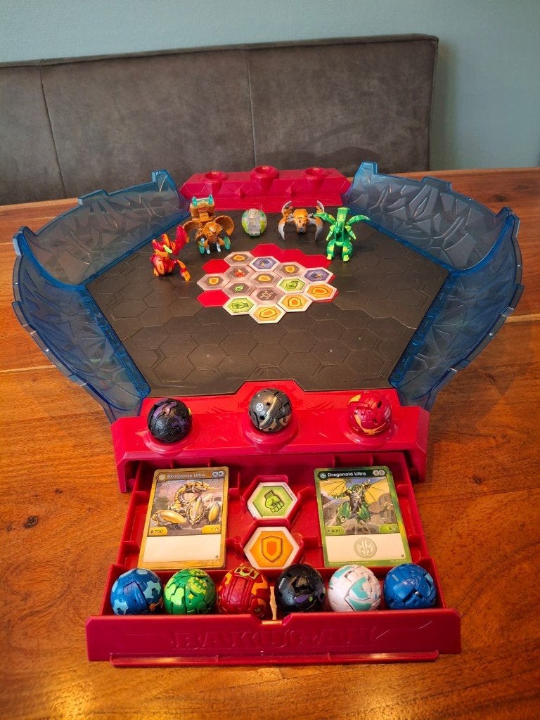 Bakugan Arena + 14 Bakugans + Koffer, Ophalen of Verzenden, Gebruikt
