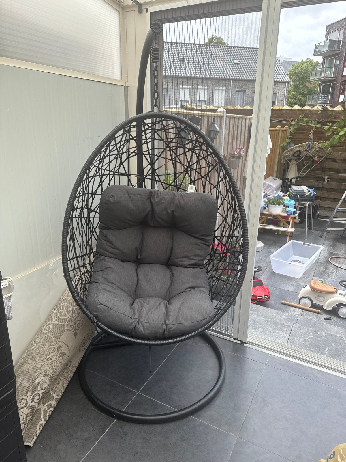 Comfortabele hangstoel met standaard en kussen, Ophalen, Gebruikt, Zwart, Metaal