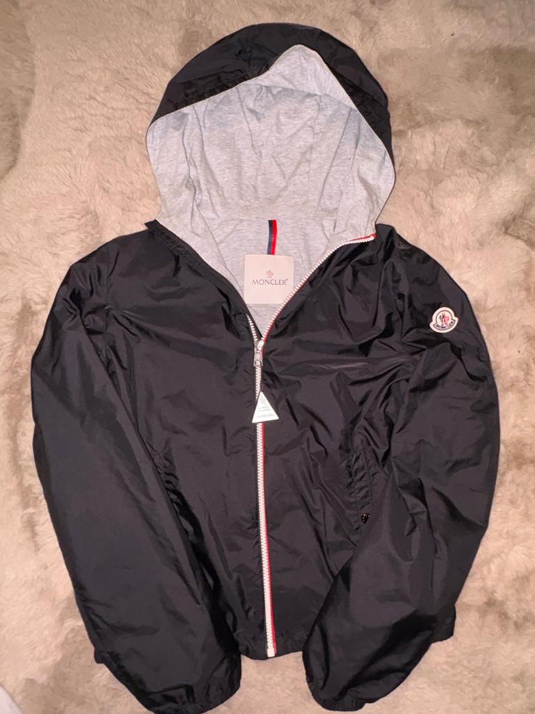 Zwarte moncler windbreaker, Kinderen en Baby's, Ophalen of Verzenden, Zo goed als nieuw, Jongen of Meisje, Jas