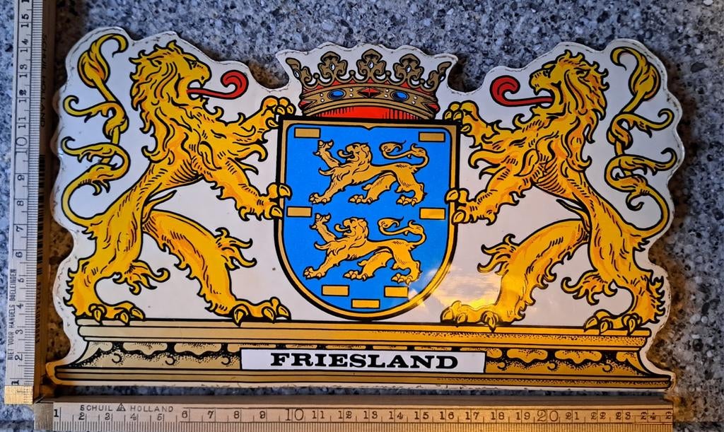 Grote vintage sticker wapenschild embleem Friesland, Ophalen of Verzenden, Zo goed als nieuw, Overige typen